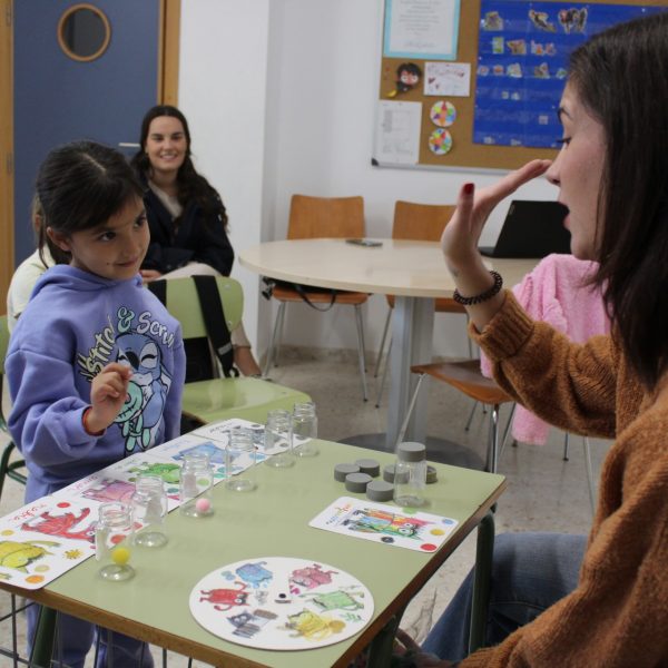 Niños/as y jóvenes continúan aprendiendo a sentir gracias a los talleres en Estrella Azahara