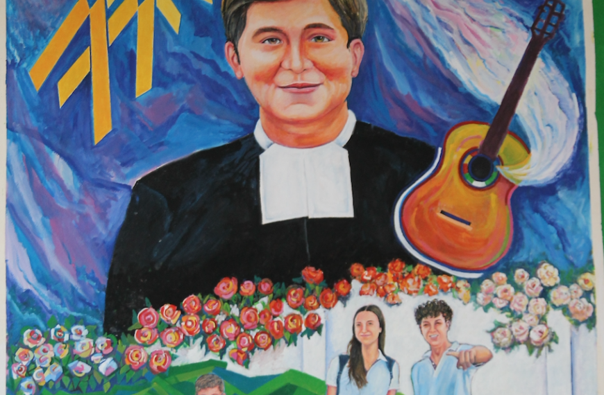 El patio de Infantil cuenta con un mural del Hermano Jaime Cea realizado por el Hermano