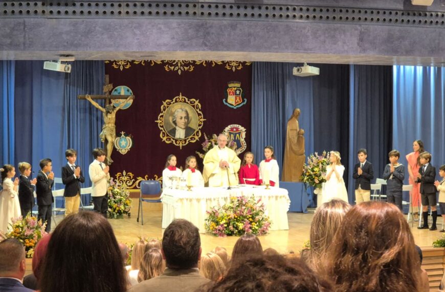Los alumnos de 4º de Primaria realizan la Primera Comunión.