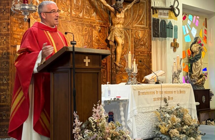 Una noche de convivencia, reconocimiento y gratitud. D. José María Muñoz recibe el premio Mano Abiertas