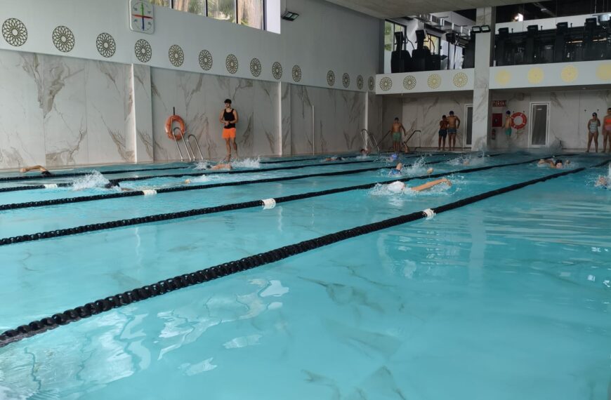 Alumnos de Primaria a Bachillerato se sumergen en la piscina cubierta